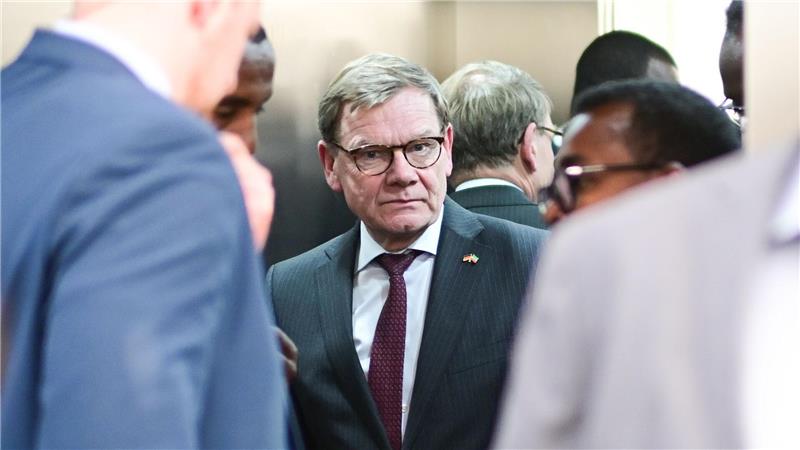  Deutschland weist nach der Festnahme einer mutmaßlichen Spionin für Russland einen Diplomaten der russischen Botschaft in Berlin aus, wie der Außenminister mitteilte. 