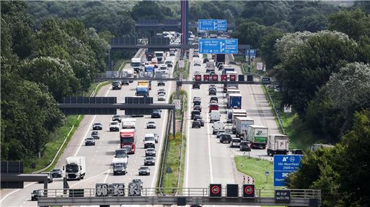  Die A1 in Hamburg wird am Wochenende sowohl in Richtung Lübeck/Berlin als auch Bremen/Hannover voll gesperrt. (Archivbild)