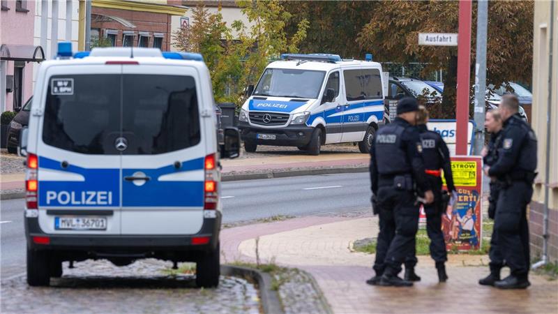  Die Beamten befragen Anwohner.