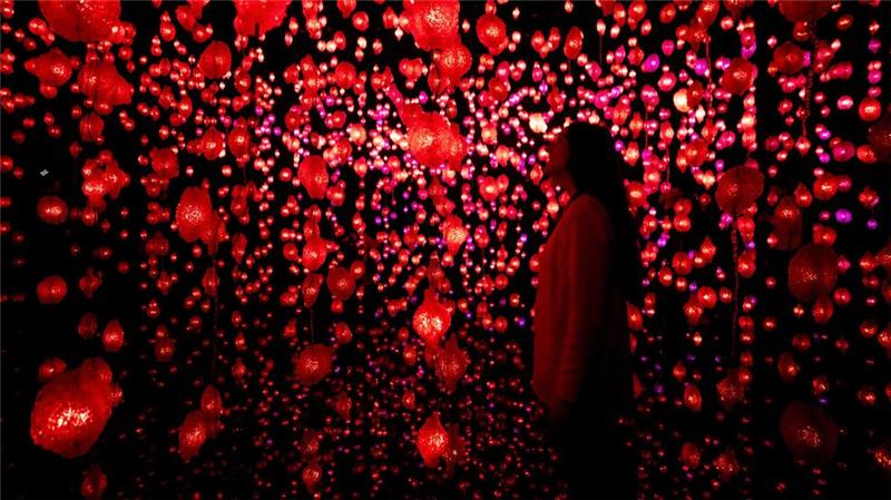 Rauminstallation „Pixelwald Wisera“ in Bremer Kunsthalle Die Lichter sind in handgemachte Formen aus Kunststoff gefasst, die an Kristalle erinnern.