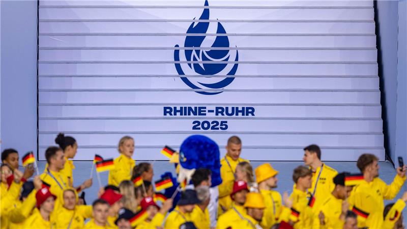 Bilder des Tages Die deutsche Mannschaft marschiert bei der Eröffnungsfeier der FISU World University Games 2025 in Duisburg ein.