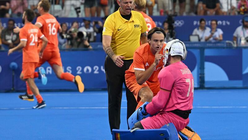 Hockey-Zoff wirkt nach: „Größere Schande gibt es nicht“ Duco Telgenkamp sorgte mit dieser Geste für viel Aufregung.
