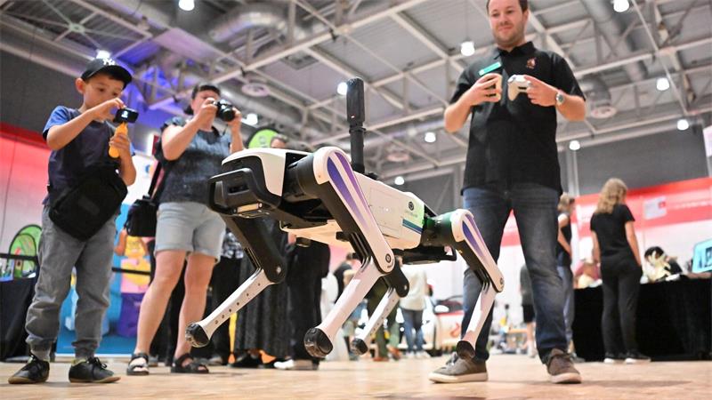  Ein Roboterhund springt bei der Bastlermesse Maker Faire im Hannover.