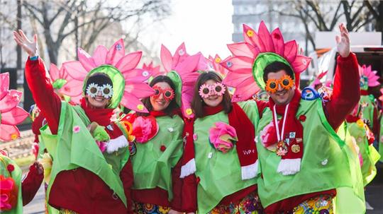  Einen Tag vor Rosenmontag ziehen traditionell die „Schull- und Veedelszöch“ durch Köln.
