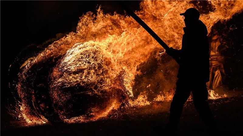  Feuer, Stroh und Tradition – Ostersonntag beim Feuerräderlauf am Kehrenbacher Berg in Hessen