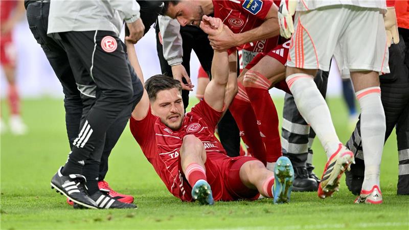  Florent Muslija musste mit Tränen vom Feld. 