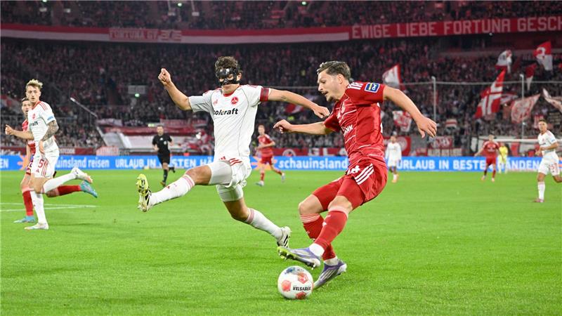 Florent Muslija setzt sich gegen Fabio Gruber (l) durch.