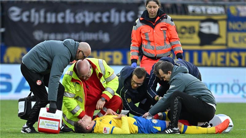 Braunschweiger „Befreiungsschlag“ nach Verletzungsschock Florian Flick von Eintracht Braunschweig wird wegen einer schweren Risswunde behandelt.