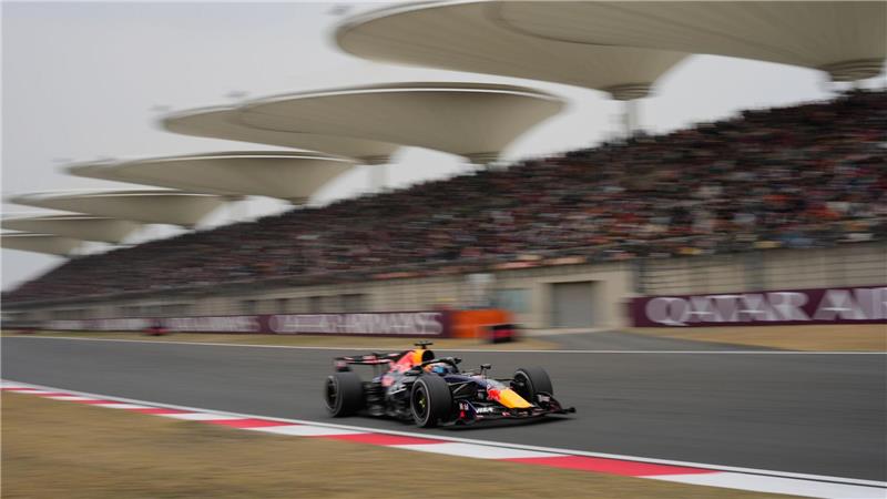  Formel-1-Weltmeisterschaft, Grand Prix von China: Red-Bull-Pilot Max Verstappen aus den Niederlanden steuert sein Auto.