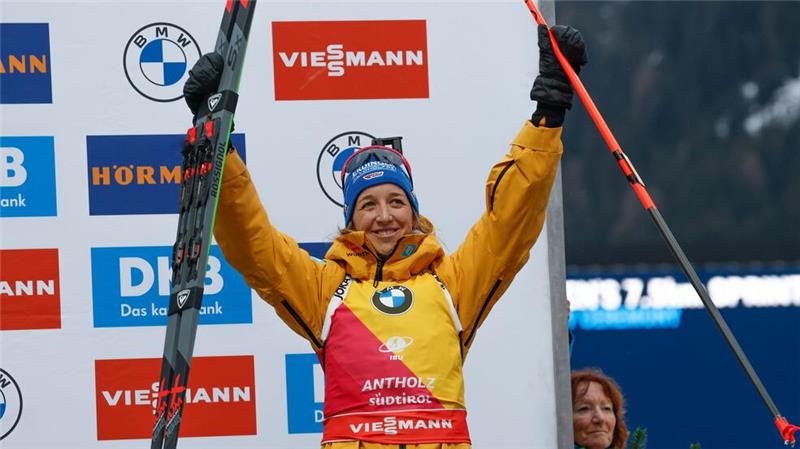 Grotian und Preuß im Sprint von Antholz auf dem Podest Franziska Preuß feiert auf dem Podium ihren dritten Platz.