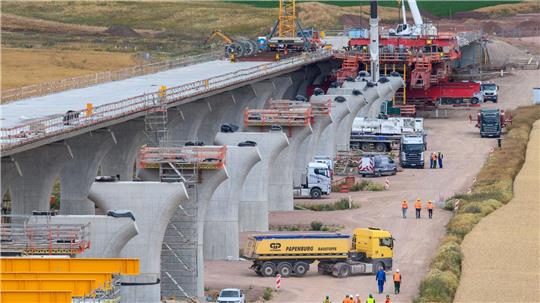  Großprojekte beim Bau sind betroffen, wenn künftig Tariftreue vorgeschrieben wird - hier eine Autobahnbrücke bei Halle/Saale. (Archivbild)