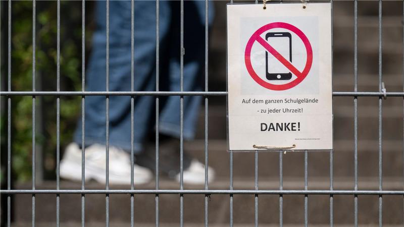 Ministerin Prien gegen private Handynutzung an Grundschulen Grundsätzlich ist der Umgang mit Mobiltelefonen in Schulen Sache der Länder. (Symbolbild)