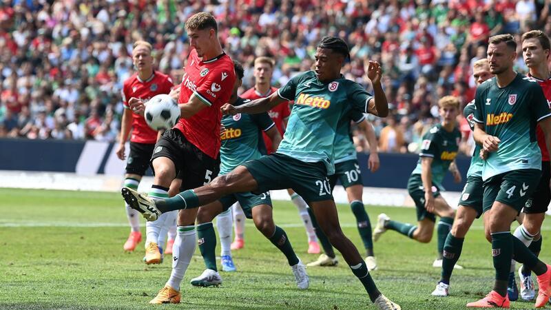 Leitl über Hannover 96 und die Fans: Vieles wächst zusammen Hannovers Phil Neumann (l) spielt gegen Regensburgs Noah Ganaus.