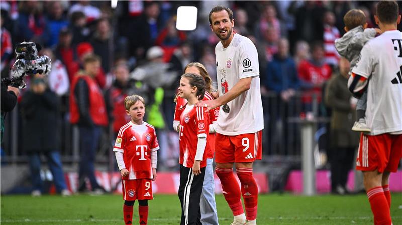  Harry Kane genießt seine zweite Meisterschaft mit dem FC Bayern mit seinen Kindern.