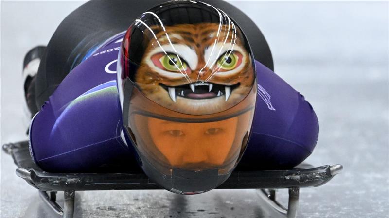  Helm mit Biss: Bei den Olympischen Winterspielen trägt die nordkoreanische Skeleton-Pilotin Hong Sujung im Training einen ausgefallenen Kopfschutz.
