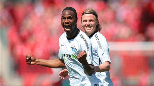  Ilyas Ansah (l) trifft trocken von der Strafraumgrenze.