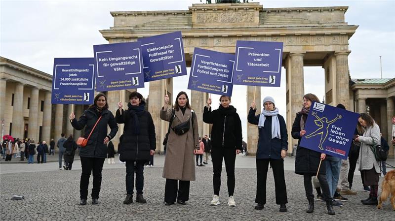 Gewalt gegen Frauen - fast jeden Tag ein Femizid Im Jahr 2023 wurden 938 Mädchen und Frauen in Deutschland Opfer von versuchten oder vollendeten Femiziden.