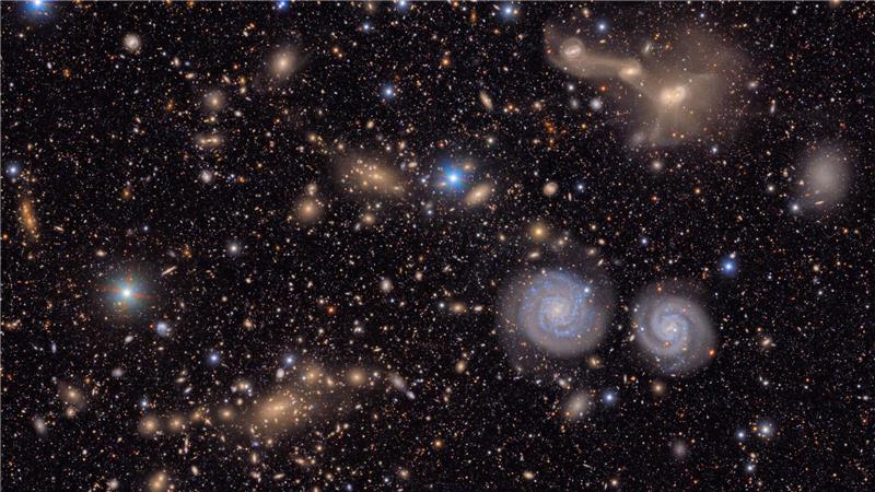 „Rubin“-Observatorium liefert erste Bilder aus dem All Im Virgo-Cluster außerhalb der Milchstraße sind zwei Spiralgalaxien (rechts unten) deutlich zu sehen.