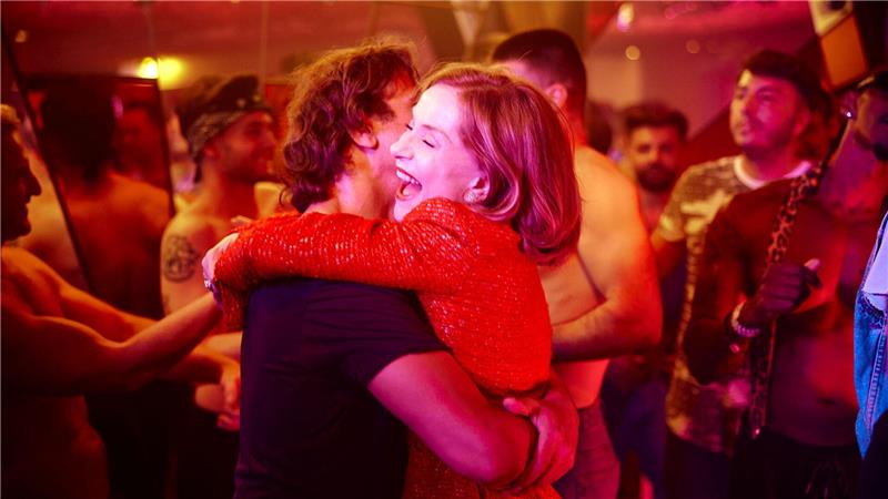  Im Zentrum steht ein glänzend aufgelegtes Duo: Isabelle Huppert als Marianne Farrère und Laurent Lafitte als Pierre-Alain Fantin.