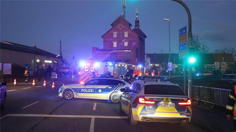 Auto erfasst drei Menschen – Rettungshubschrauber im Einsatz In Nersingen erfasst ein Auto drei Menschen. Ein Notarzt wird mit dem Hubschrauber zum Einsatzort gebracht.