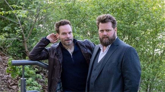 In der Krimi-Serie des ZDF spielt Wanja Mues (links) den Privatdetektiv Leo Oswald, Antoine Monot spielt den Rechtsanwalt Benni Hornberg. (Archivbild)