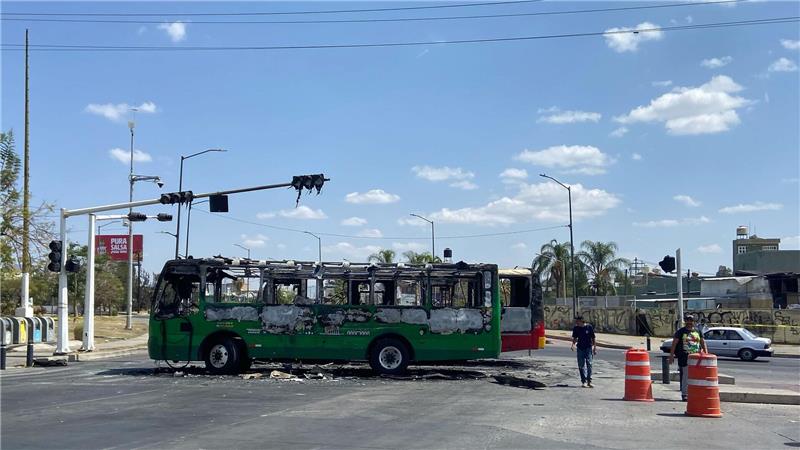  In mehreren Bundesstaaten wurden Straßen mit brennenden Autos, Lastwagen und Bussen gesperrt.