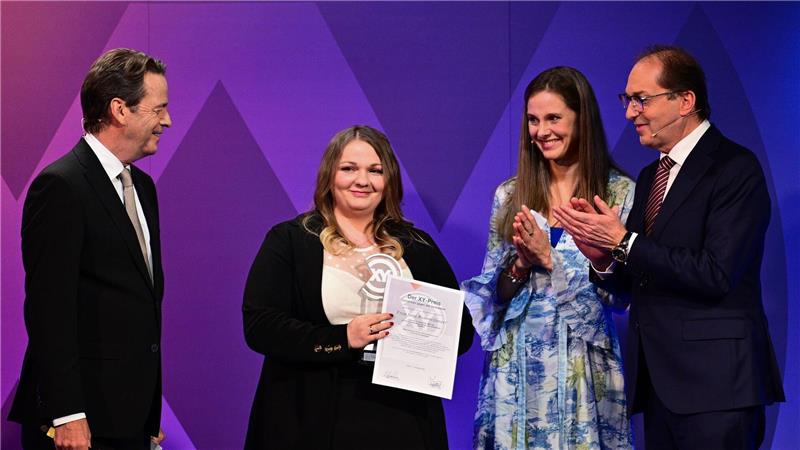 Zivilcourage rettet Leben – XY-Preis für Helfer verliehen Inna Rommelfanger aus Verden (zweite von links) wurde geehrt.