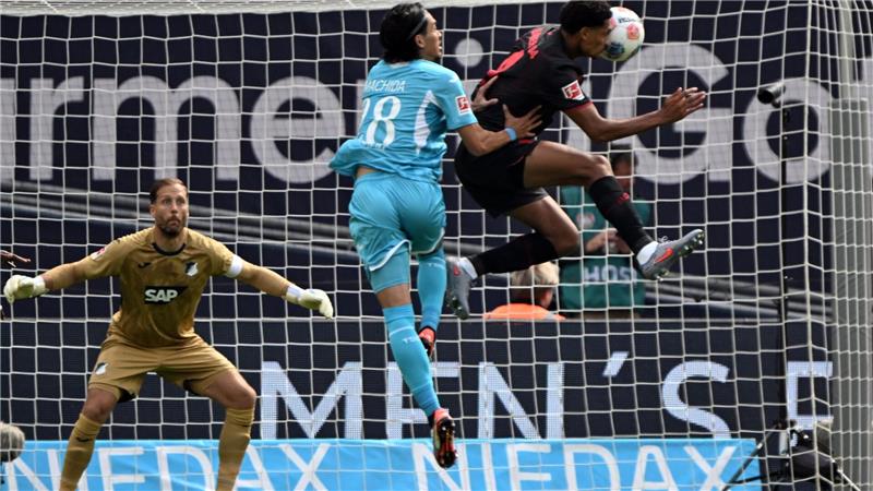 Bundesliga-Debüt von ten Hag für Leverkusen missglückt Jarell Quansah trifft zum 1:0.