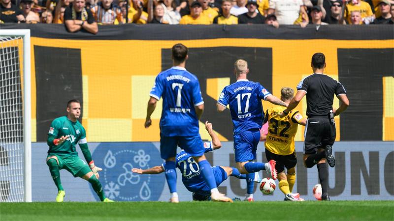  Jonas Sterner (Dynamo Dresden, 2.v.r) erzielt das Tor zum 1:0.
