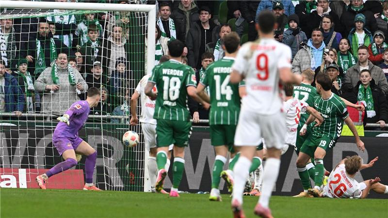  Jovan Milosevic (r. in Grün) trifft zum 1:0 für Werder Bremen gegen Heidenheim.