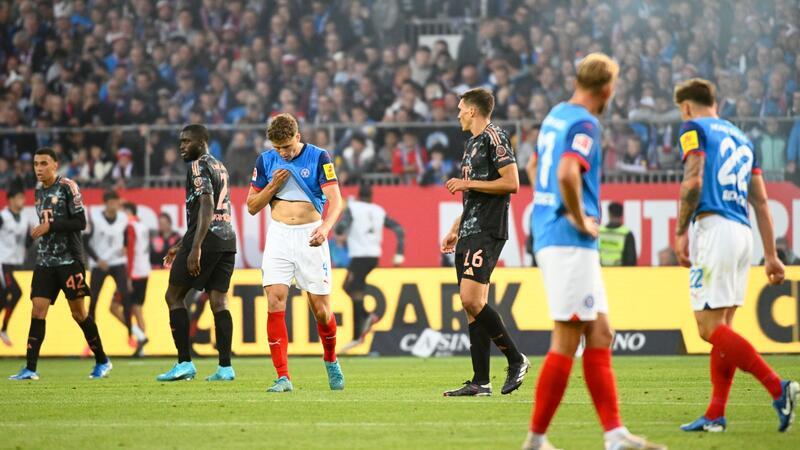 Bayern demontiert Kiel mit 6:1 und übernimmt Tabellenführung Kiels Benedikt Pichler wischt sich nach einem erfolglosen Angriff den Schweiß vom Gesicht.