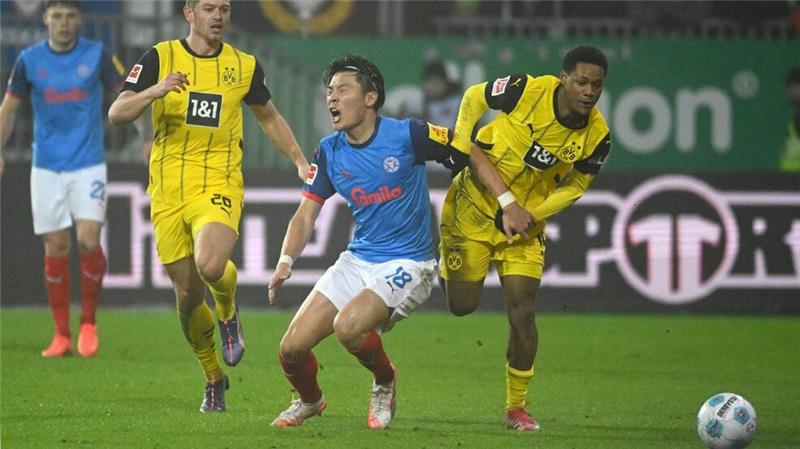 „Peinlich und beschämend“: Kiel stürzt Dortmund in die Krise Kiels Shuto Machino (M) erzielte den sehenswerten Führungstreffer.