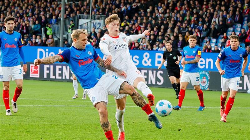 Historisch: Holstein Kiel feiert ersten Bundesliga-Sieg Kiels Tymoteusz Puchacz (l) und Heidenheims Paul Wanner kämpfen um den Ball.