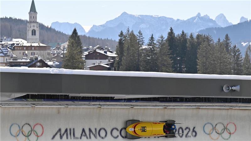  Kim Kalicki fährt mit dem Monobob die Bahn in Cortina hinunter. 