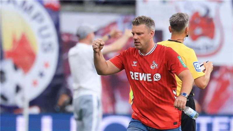  Kölns Trainer Lukas Kwasniok bejubelt das zwischenzeitliche 1:1 seines Teams.