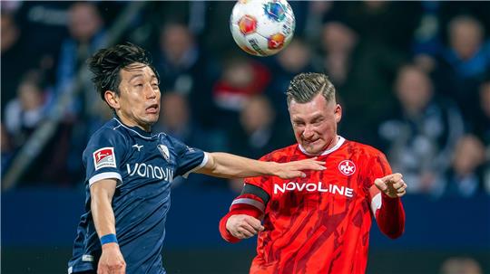  Koji Miyoshi und Marlon Ritter im Kopfballduell.