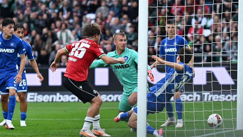  Lars Gindorf (Mitte l) trifft gegen den Karlsruher SC zum 1:0 für Hannover 96.