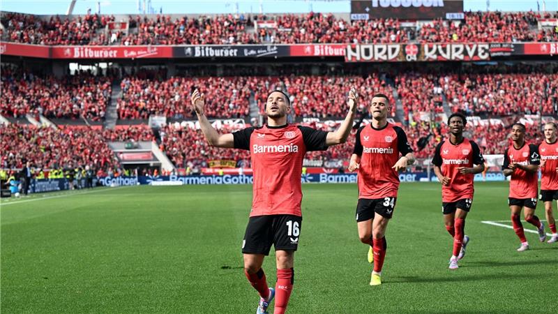 Sieg gegen Augsburg: Bayer verhindert Bayern-Party Leverkusens Emiliano Buendia traf kurz vor der Pause zum 2:0.
