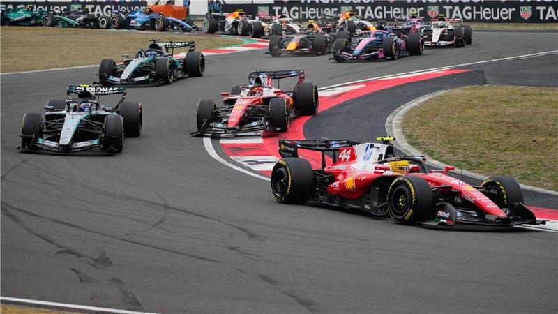  Lewis Hamilton führt das Feld in die erste Kurve.