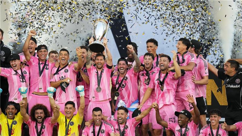  Lionel Messi (M) von Inter Miami feiert mit seinen Mannschaftskollegen nach dem Gewinn des MLS-Pokals.