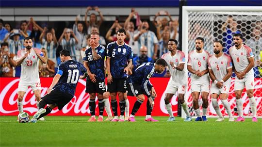  Lionel Messi trifft per Freistoß gegen Jordanien.