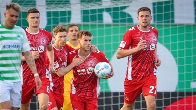 1. FC Köln verpasst in Fürth Sprung an Tabellenspitze Luca Waldschmidt (M) ist vom Elfmeterpunkt eiskalt.