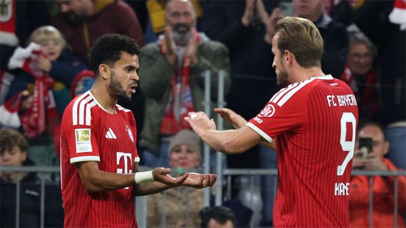  Luis Díaz (l) bejubelt sein Tor zum 1:0 mit Harry Kane.
