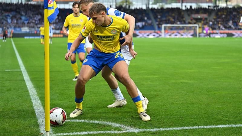 5:3 nach 0:2: Hertha BSC gewinnt Spektakel in Braunschweig Lukas Frenkert von Eintracht Braunschweig (vorne) wird vom Berliner Julian Eitschberger bedrängt.