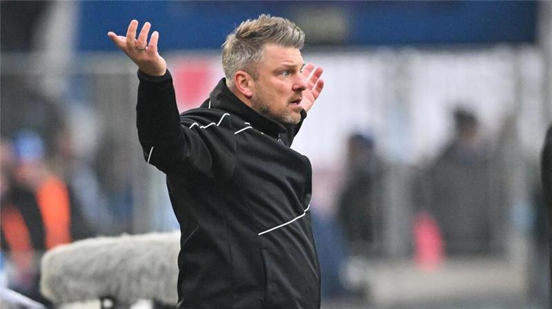 Spitzenreiter Paderborn nur 1:1 in Magdeburg Lukas Kwasniok, Trainer von Paderborn, holte noch einen Punkt mit seinem Team.