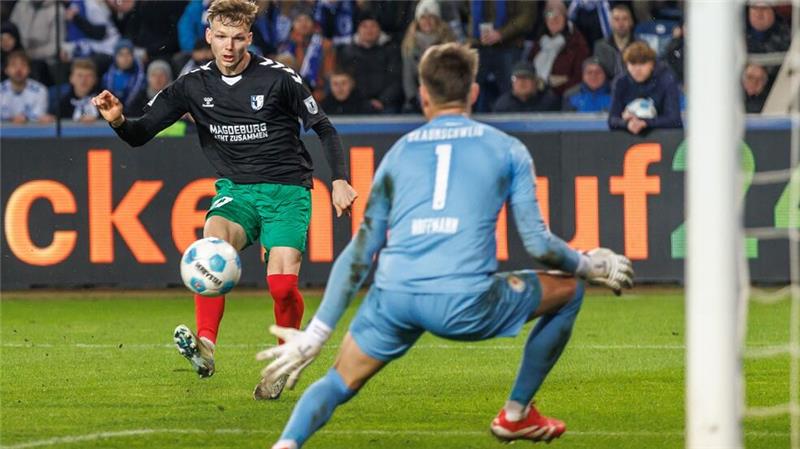  Magdeburgs Philipp Hercher (l) zieht ab gegen Torwart Ron-Thorben Hoffmann von Eintracht Braunschweig.