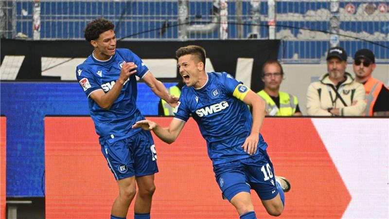  Marvin Wanitzek (r) erzielte nach Vorarbeit von  Louey Ben Farhat (l) das 2:0.