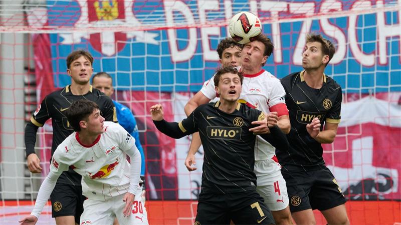 Glanzloses 4:0: RB Leipzig baut gegen Elversberg Serien aus Maurice Krattenmacher (SV 07 Elversberg, vorne M) und Willi Orbán (RB Leipzig, 2.v.r) kämpfen um den Ball.