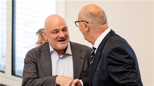  Ministerpräsident Dietmar Woidke (r.) und BSW-Finanzminister Robert Crumbach sind für die Reformdafür, im BSW gibt es mehrheitlich Bedenken. (Archivbild)