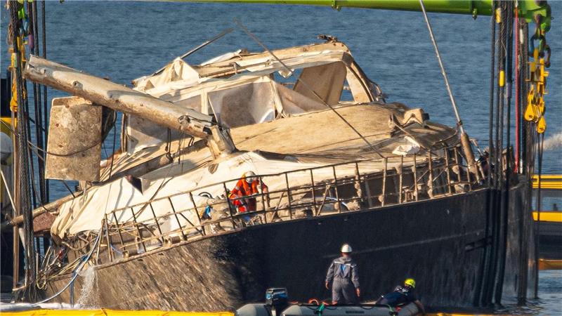 Luxusjacht „Bayesian“ aus dem Meer geborgen Mithilfe von Spezialkränen wurde zunächst die 56 Meter lange Segeljacht aus rund 50 Metern Tiefe angehoben.